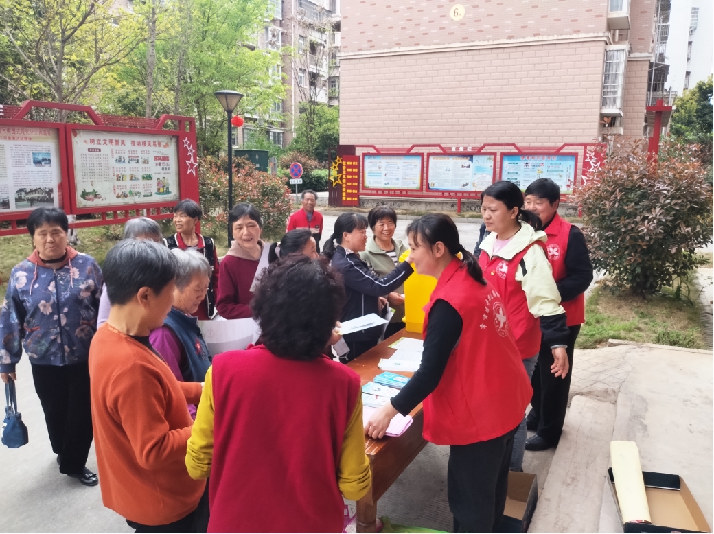 水东镇开展有害换有爱分类更时尚主题宣传活动