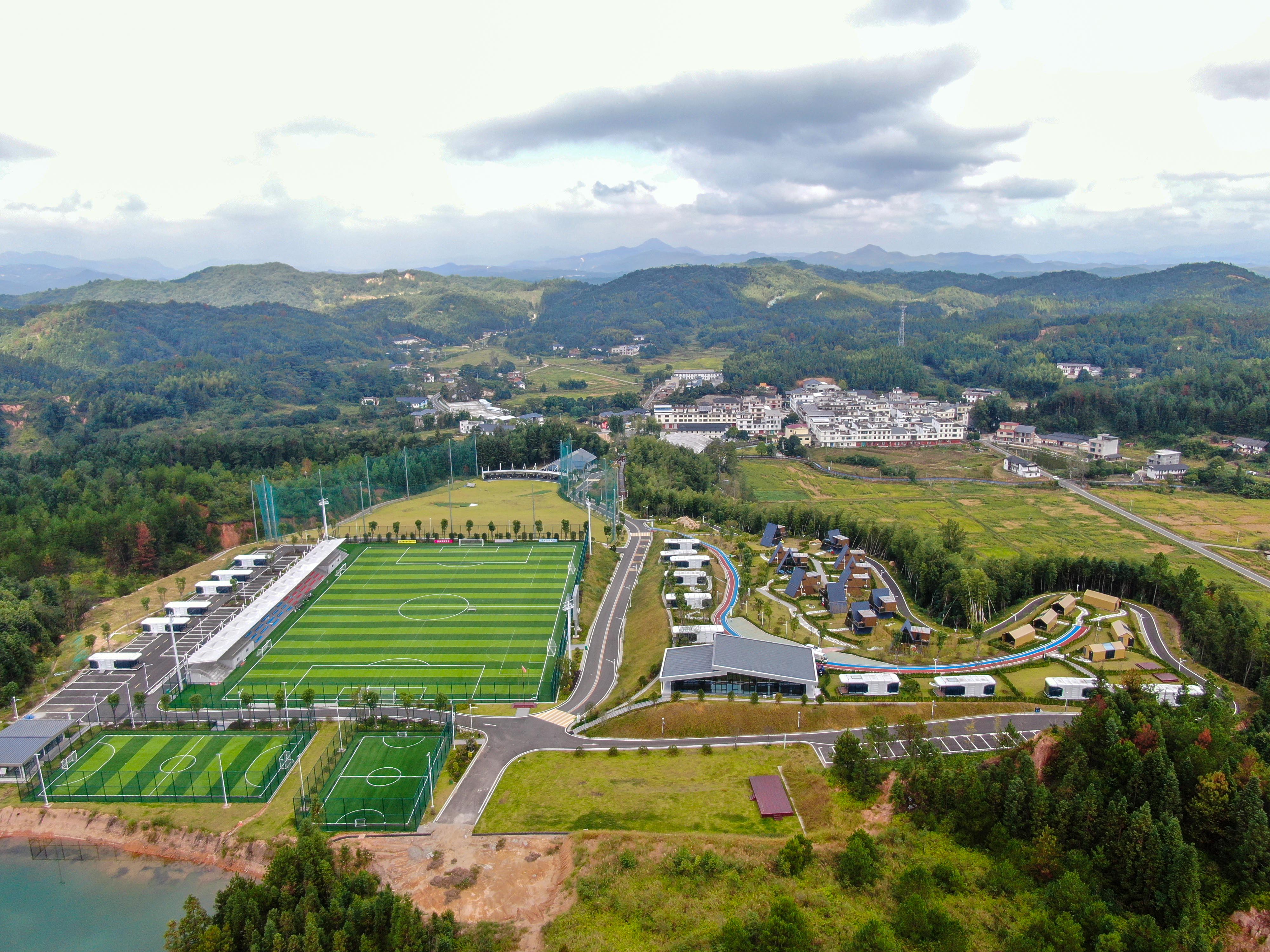 图为岭北南丰足球村。