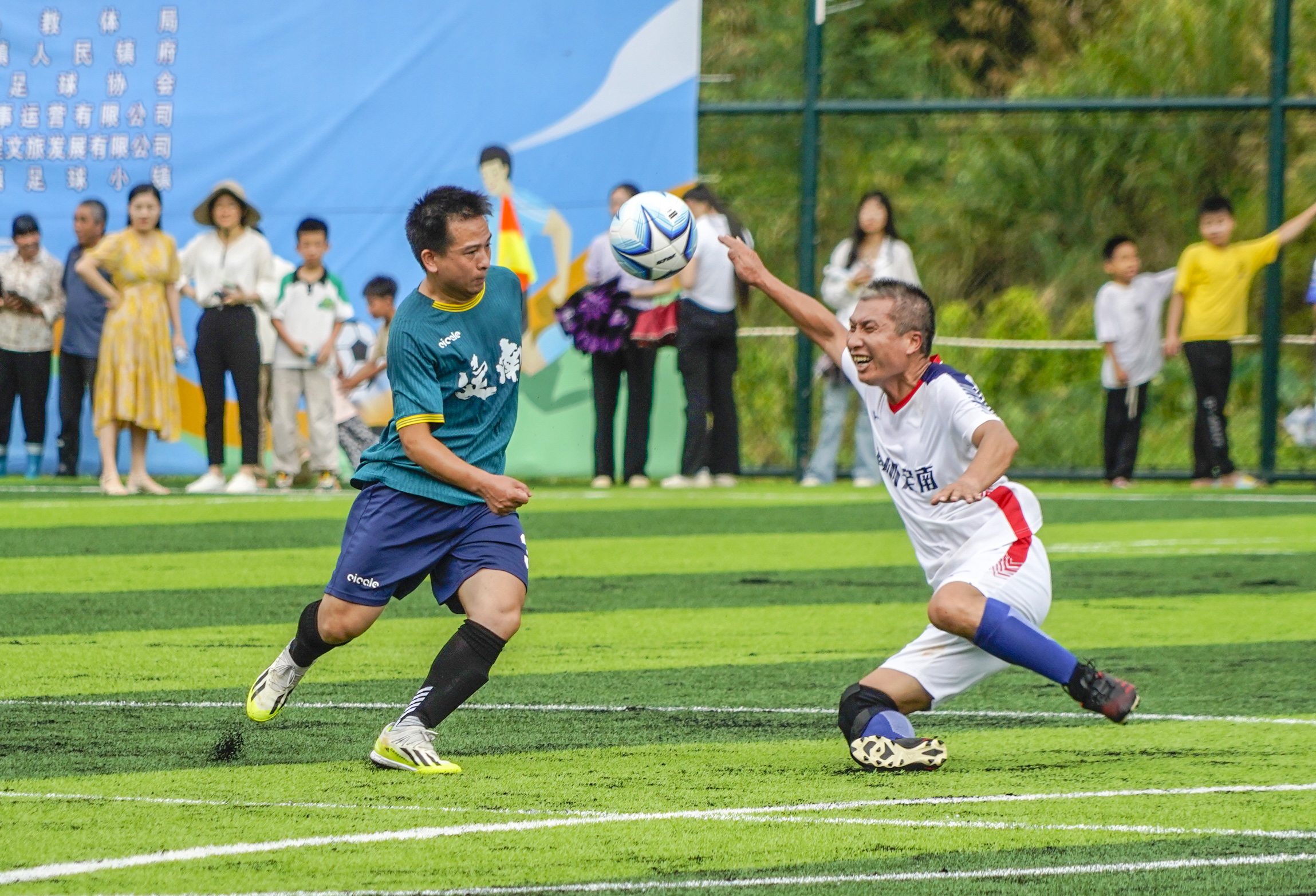 图为首届定南足协杯比赛。